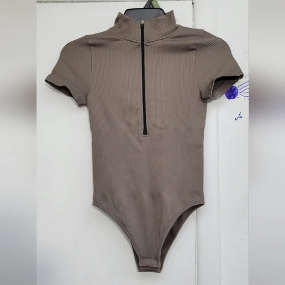 OQQ Brown Short Sleeve Bodysuit with High Neck Size Small - Picture 3 of 3